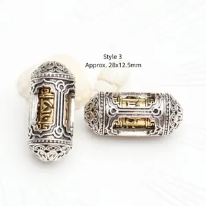 Detailansicht tibetischer Silber-Mantra-Perlen in zwei Farben, Größe 28x12,5 mm