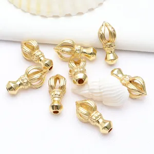Vista macro detallada de dijes Vajra dorados de 18k para la creación de joyas DIY