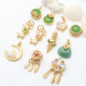 Detailansicht verschiedener exquisiter Anhänger im antiken Goldstil für DIY-Schmuck
