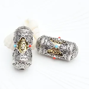 Detailansicht von Tibet-Silber-Trommelperlen mit Mantra-Gravur und Türkis-Inlays