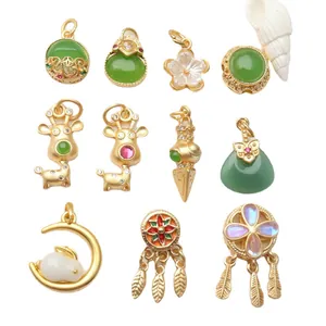 Sammlung von DIY-Schmuckanhängern im antiken Goldstil mit Emaille und Edelsteinen