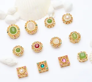 Vue détaillée de diverses perles filigranes en or antique avec incrustations de pierres.