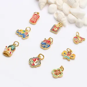 Assortiment geëmailleerde bedels in goudafwerking voor doe-het-zelf sieraden.