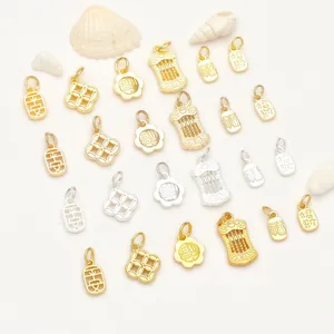 Macrodetail van 18K vergulde telraam- en zegeningenbedeltjes voor het maken van DIY-sieraden