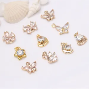 Vista dettagliata di vari ciondoli in zirconia placcati oro 14k per gioielli fai da te