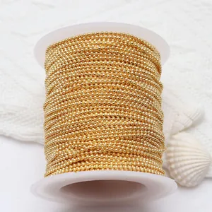 Detailansicht einer 14K goldgefüllten Kugelkette auf einer Spule für DIY-Schmuck.