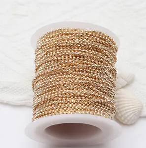 Detailansicht einer Spule mit 14K goldgefüllter Kugelkette für DIY-Schmuckherstellung.