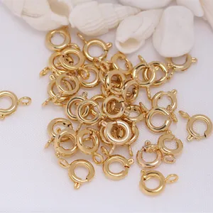 Primer plano de cierres de anillo de resorte de oro de 14K para joyas