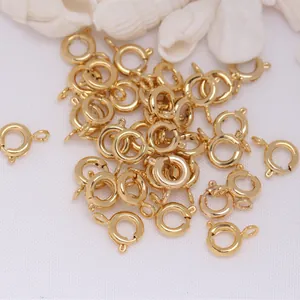 Vista detallada de cierres de reasa chapados en oro de 14K para hacer joyería