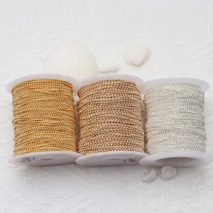 Detailansicht von 14K goldgefüllten Perlenketten in den Farben Gold, Roségold und Silber