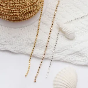 Nahaufnahme einer 14K goldgefüllten Kugelkette und Silberkette für DIY-Schmuckzubehör.
