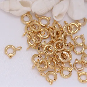 Vista macro de cierres de resorte de cobre chapados en oro 14K para crear joyas