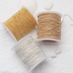 Makroansicht von drei Rollen glänzender Perlenketten in Gold, Roségold und Silber.