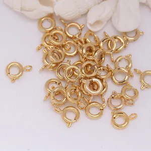 Detalle macro de cierres de anillo de resorte bañados en oro de 14K para hacer joyas