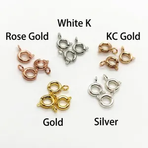 Detalle de cierres de resorte de oro de 14K en cinco colores metálicos