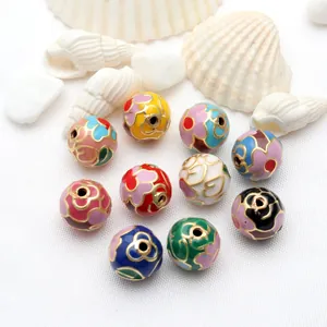 Detaillierte Nahaufnahme von bunten traditionellen Cloisonné Emaille-Blumenperlen für Schmuck.