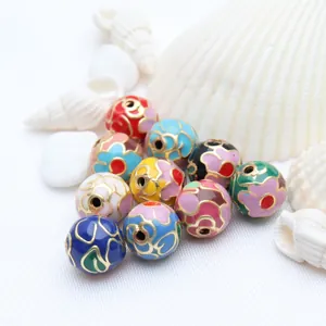 Nahaufnahme von bunten traditionellen Cloisonné-Emaille-Rundperlen für die Schmuckherstellung.