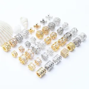 Makroansicht verschiedener gold- und silberner Zirkonia-Abstandshalter für DIY-Schmuck.