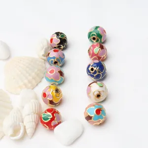 Makrodetail bunter Cloisonné-Emaille-Perlen mit komplizierten Blumenmustern für Schmuck.