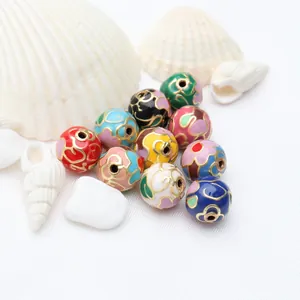 Makroansicht farbenfroher traditioneller Cloisonné-Emaille-Perlen mit Blumenmustern