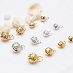 Gedetailleerde close-up van diverse 14k gouden en zilveren holle klokjes voor sieraden DIY