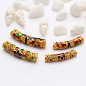 Detailansicht von vier goldenen Cloisonné-Lotus-Bogenrohren für DIY-Schmuckstücke.