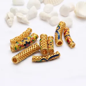 Nahaufnahme von Cloisonné-Gold-Röhrenperlen mit filigranem Gittermuster