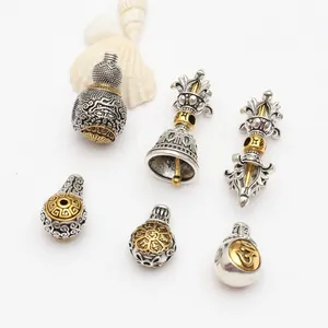 Makroansicht von tibetischen Silberanhängern für buddhistischen DIY-Schmuck