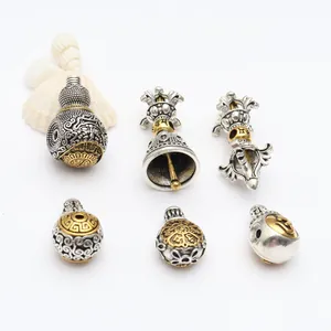 Nahaufnahme von Vintage Tibet Silber Vajra Stößel und Mantra Perlen für DIY Schmuckherstellung