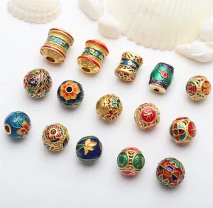 Nahaufnahme von bunten Emaille-Perlen mit feinem Filigran-Design für DIY-Schmuck