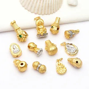 Vista detallada de dijes budistas de oro antiguo y cuentas espaciadoras de joyas.
