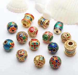 Detailansicht farbenfroher Cloisonné-Emaille-Goldperlen für handgefertigten DIY-Schmuck