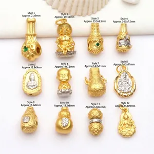 Vista detallada de doce diferentes dijes budistas de oro antiguo con medidas de tamaño
