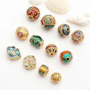 Nahaufnahme goldener Emailleperlen mit traditionellen chinesischen Blumenmustern