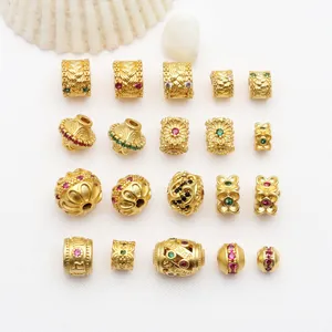 Detailansicht verschiedener vergoldeter Abstandsperlen mit bunten CZ-Steinen