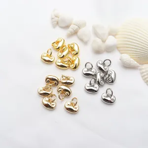 Nahaufnahme von goldenen und silbernen Glückswolken Barren Charms für DIY Armbandperlen