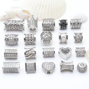 Sammlung von weißgoldenen Mikro-Pave-Zirkon-Abstandshalterperlen für DIY-Schmuckherstellung.
