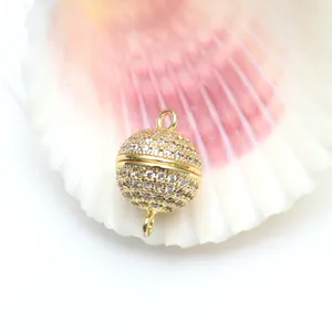 Detalle cierre magnético esférico con micro-pave circonitas bañado en oro 18k.