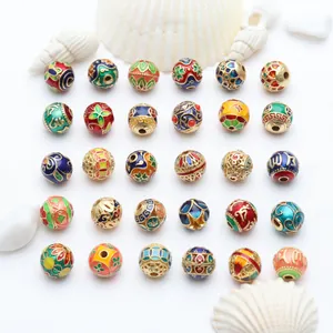Vielzahl von 8mm bunten Emaille-Abstandshalterperlen mit feinen Hohlmustern für DIY-Schmuck.