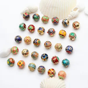 Detailansicht farbenfroher 8mm emaillierter Goldperlen für DIY-Schmuckherstellung