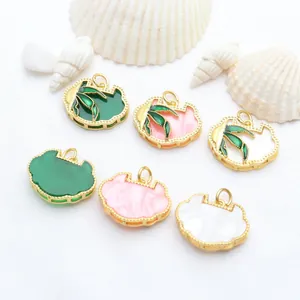 Détail de pendentifs serrure Ruyi plaqués or avec motifs de feuilles de bambou et imitation jade