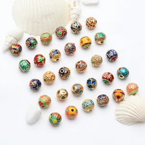Nahaufnahme von verschiedenen 8-mm-Emaille-Hohlperlen mit traditionellen bunten Blumenmustern
