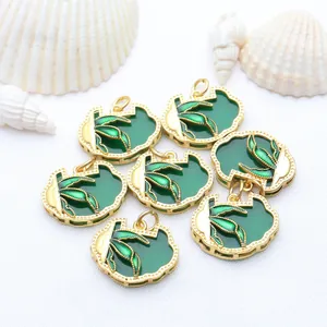 Détail de pendentifs Ruyi en émail vert avec motif de feuille de bambou plaqué or