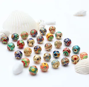Detailansicht von bunten 8mm Emaille-Hohlperlen aus antikem Gold für DIY-Schmuck