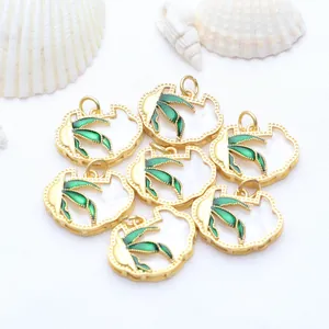 Vue détaillée de pendentifs serrure Ruyi plaqués or avec motif bambou en émail