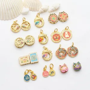 Gedetailleerd overzicht van antieke gouden drakenbedeltjes met emaille voor DIY sieraden.