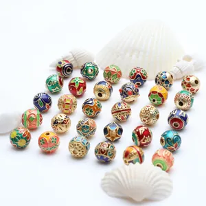 Detailansicht von 8 mm Emaille-Hohlperlen mit komplizierten Blumenmustern für DIY-Schmuck