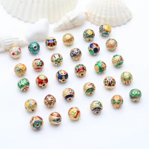 Detailansicht von 8mm bunten Emaille- und goldfarbenen Zwischenperlen für DIY-Schmuck