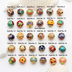 Makroansicht von 30 Arten von 8mm bunten Emaille-Cloisonne-Perlen für DIY-Schmuck