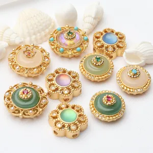 Vista detallada de cuentas de oro antiguo con piedras de colores para crear joyas de bricolaje.